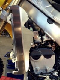 1053369-2-800Wx800H AXP Aluminium radiateurbeschermer - Suzuki