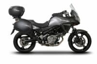 1062588-8-800Wx800H SHAD 3P System zijkofferrek Suzuki