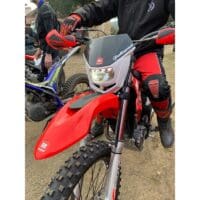 1086008001-2-800Wx800H S3 voorspatbord bovenbevestiging rood Montesa Cota/4Ride